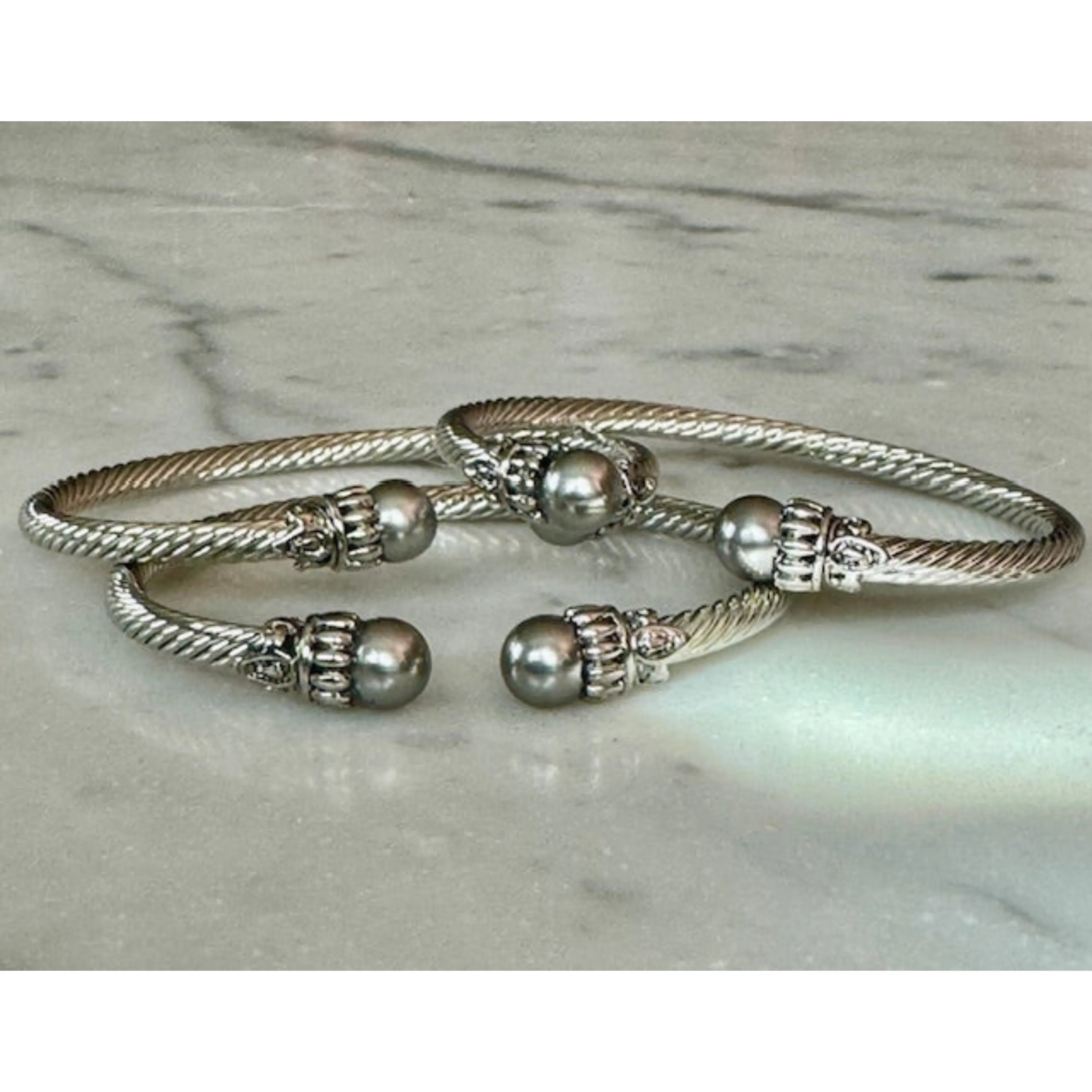Silver Twist Cuff With Grey Pearl